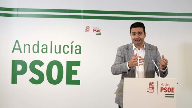 El senador socialista Amaro Huelva, en rueda de prensa.
