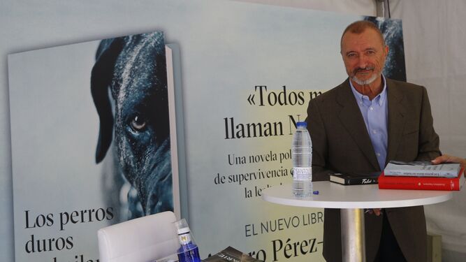 Arturo Pérez-Reverte, ayer en Madrid durante la firma de ejemplares de su libro 'Los perros duros no bailan'.