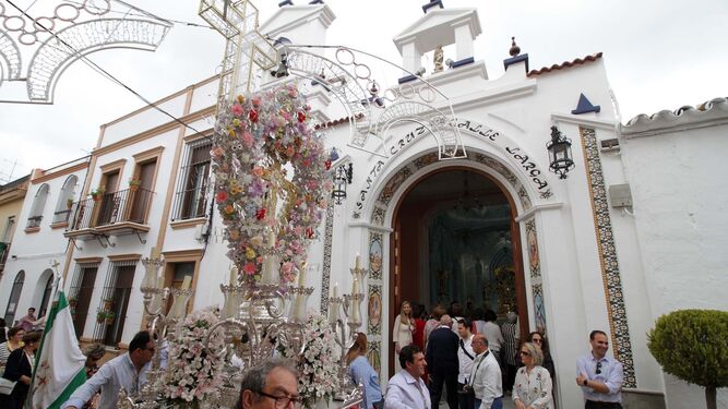 Vecinos y visitantes se dan cita para presenciar la procesión de las Cruces