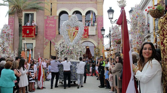 Vecinos y visitantes se dan cita para presenciar la procesión de las Cruces