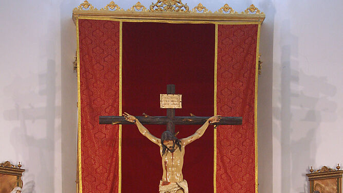 La Vera Cruz presidiendo el altar mayor de la Concepción en Semana Santa.