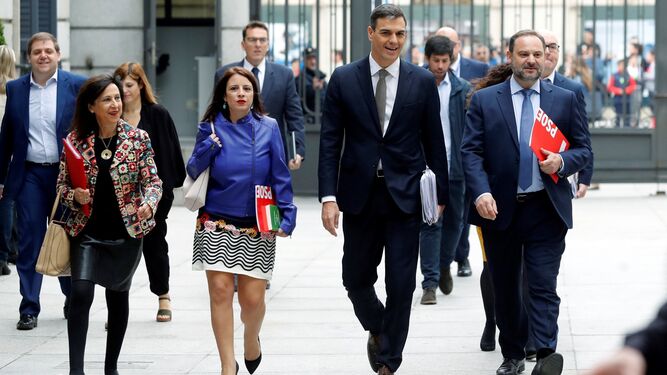 Pedro Sánchez y Ábalos entran en el Congreso.