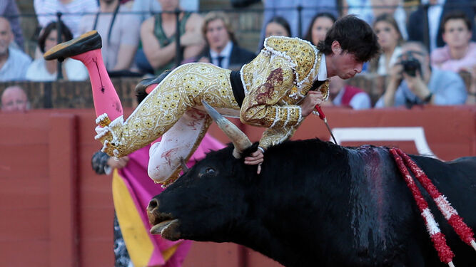 Ángel Jiménez, prácticamente encima de su segundo toro al entrar a matar.