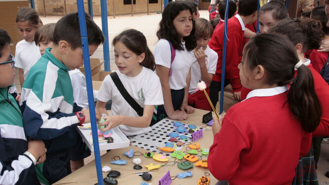 Niños realizan una venta en uno de los puestos instalados en el Mercado de Cooperativas Escolares del colegio La Hispanidad.