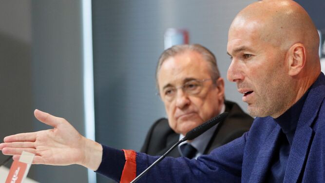 Zidane gesticula ante un contrariado Florentino Pérez, en su adiós al club blanco.