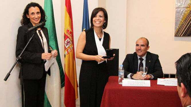 Miriam Dabrio, entre Loreto Arias y Juan Nicolás Báñez, tras recibir la insignia del Colegio de Arquitectos.