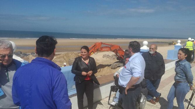 La alcaldesa de Almonte, en su visita de ayer a la playa de Matalascañas.