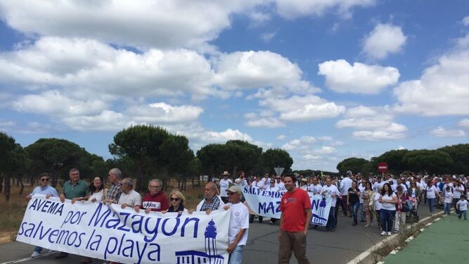 Manifestación en demanda del arreglo de la playa de Mazagón.