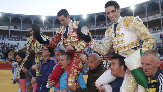 Morante, Manzanares y Talavante, saliendo a hombros en Granada.