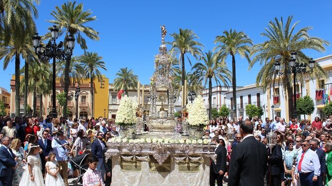 El paso de la nueva custodia durante la procesión dominical del Corpus Christi por las calles de La Palma.
