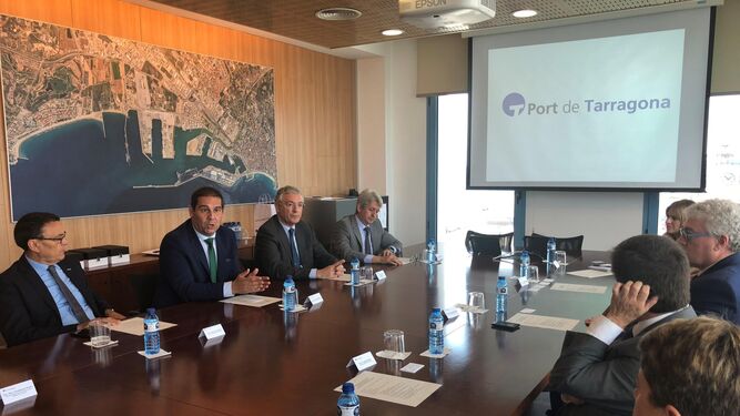 Reunión mantenida ayer en la sede de la Autoridad Portuaria de Tarragona.