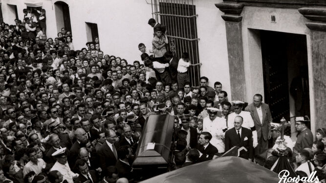 Llegada de los féretros a la Casa Museo, en el 10 de la actual calle Juan Ramón Jiménez, sobre las cinco de la tarde del día 5 de junio de 1958 entre miles de personas.