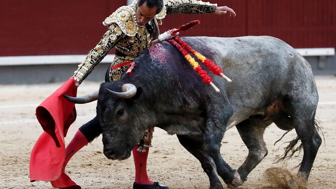 El matador de toros Luis Bolívar, en un muletazo al sexto toro.