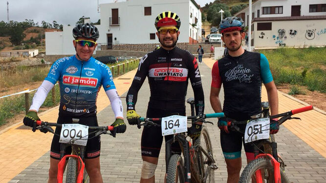 Los tres primeros en categoría élite masculina en la prueba de El Almendro.