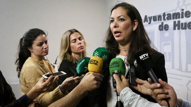 María Martín atiende a los medios en la sala de prensa del Consistorio.