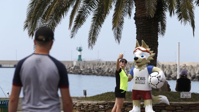 Una joven rusa se hace una selfie en Sochi, con la mascota del Mundial.