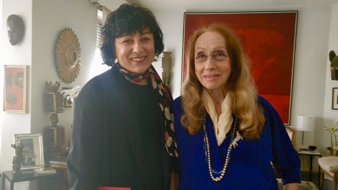 La primera teniente de alcalde de Huelva, Elena Tobar, y la viuda del pintor, María Fernanda Thomas de Carranza, el lunes, en la casa de ésta en Madrid.