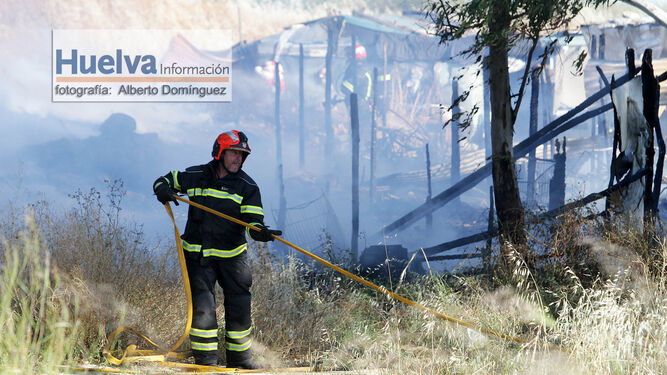 Imágenes del incendio en el asentamiento junto a la H-30