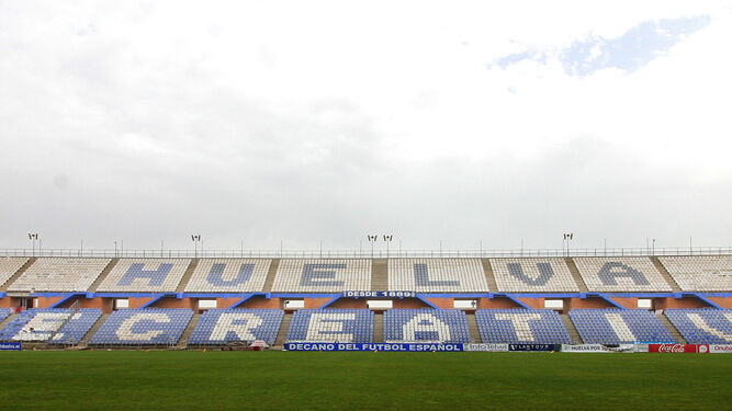 Vista general de la grada de fondo numerado del estadio Nuevo Colombino, que espera que se despeje su futuro en la próxima semana, vacía.