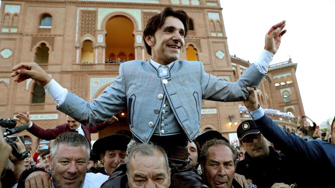 Diego Ventura sale a hombros de Las Ventas.
