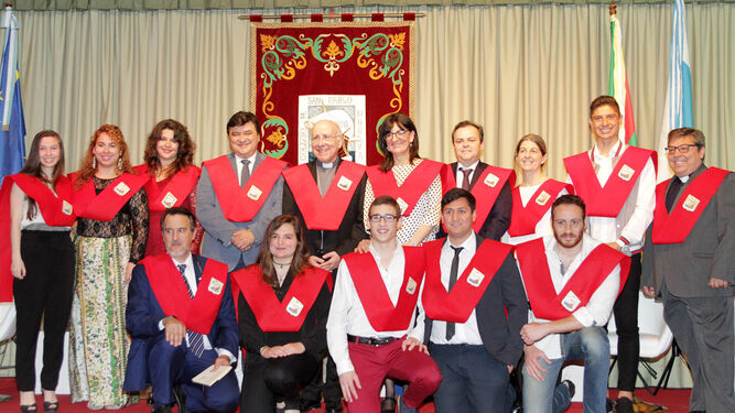 El director y la subdirectora del Colegio Mayor San Pablo, el alcalde y el obispo de Huelva con los becarios.