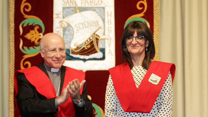 El obispo de Huelva, José Vilaplana, con la rectora, María Antonia Peña.