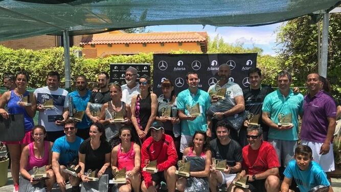 Foto de familia con los ganadores de las distintas categorías de este Torneo Adarsa Sur de pádel, de Huelva.