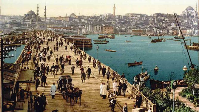 El puente de Gálata de Estambul, a principios del siglo XX.