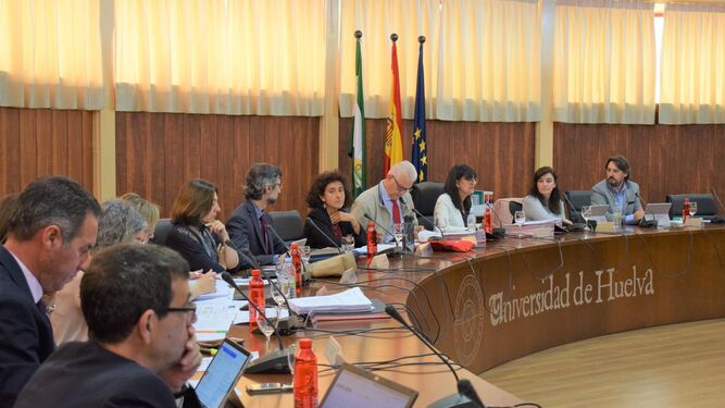 Un momento del Consejo de Gobierno de la Universidad de Huelva celebrado ayer.