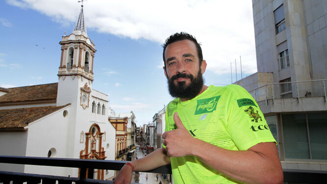 El deportista Jaime Álvarez posa en la terraza de la sede de 'Huelva Información'.