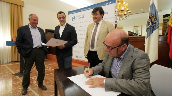 Acto de firma de adhesi&oacute;n de los alcaldes al Pacto social para la llegada del AVE a Huelva en im&aacute;genes