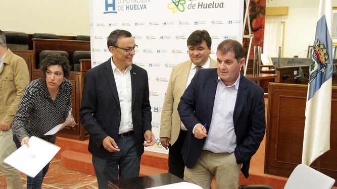 Acto de firma de adhesi&oacute;n de los alcaldes al Pacto social para la llegada del AVE a Huelva en im&aacute;genes