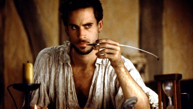 'Shakespeare in love' (1998). Shakespeare (Joseph Fiennes) es un escritor bloqueado y depresivo que recupera el inter&eacute;s por la vida cuando conoce a una dama (Gwyneth Paltrow, ganadora del Oscar), que en un tiempo en el que est&aacute; prohibido actuar a las mujeres se hace pasar por hombre. Simp&aacute;tica, pero el genio de Stratford-upon-Avon merec&iacute;a m&aacute;s.