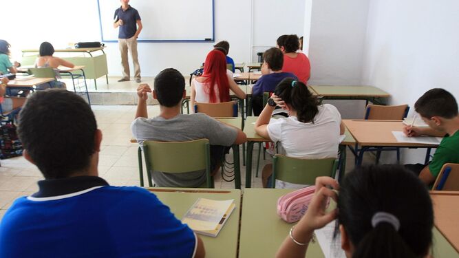 Un profesor impartiendo clases en un instituto.