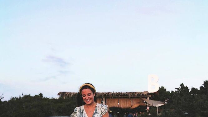 Marta Pombo tambi&eacute;n disfruta del mar en la playa del Beso, en Formentera, y lo hace con este ideal vestido con aberturas de Mel&eacute; Beach.