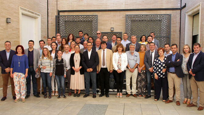 Foto de familia con los alcaldes de los municipios que ayer firmaron el Pacto Social para la llegada del AVE a Huelva.