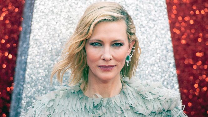 Cate Blanchett ha apostado por dos piezas y lleva unos elegantes pantalones negros con uno de los famosos tops de Louis Vuitton Resort 2019, en plumas de tejido gris ce&ntilde;ido a la cintura con un cintur&oacute;n negro. La australiana le da un toque de personalidad extra al outfit con un pendiente earcuff de pedrer&iacute;a.