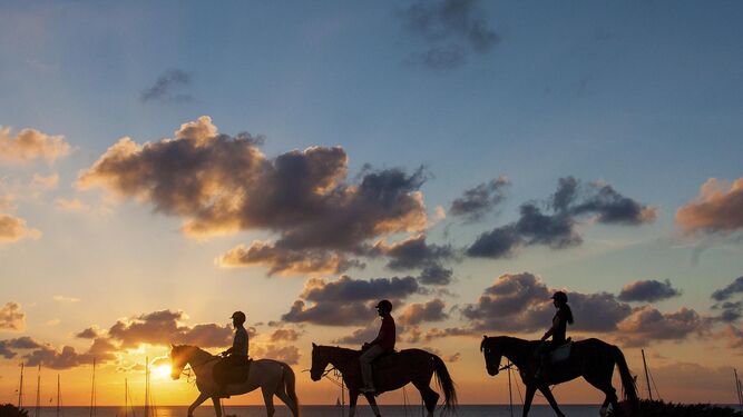 Montar a caballo, otra de las actividades que la fisonom&iacute;a de la isla propicia.