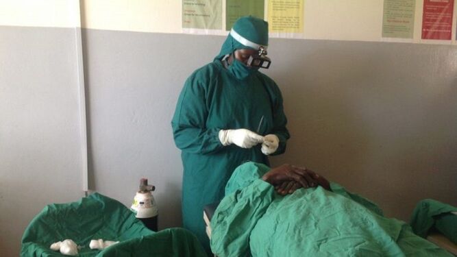 Intervención de un tracoma en el distrito rural de Mayuge, en Kampala, capital de Uganda.
