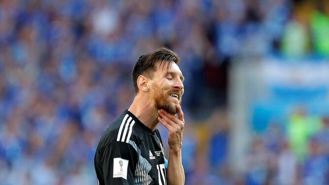 Leo Messi se lamenta tras la fallar una ocasión de gol ante Islandia el pasado sábado.