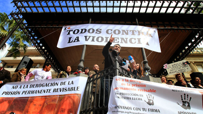 Cortés en el templete de la Plaza de Las Monjas el pasado 18 de marzo, en la concentración de las víctimas de delitos violentos.