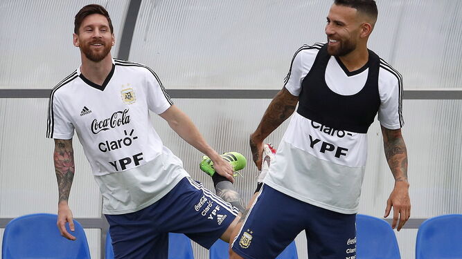 Los argentinos Messi y Otamendi realizan ejercicios de estiramiento durante una sesión de entrenamiento.