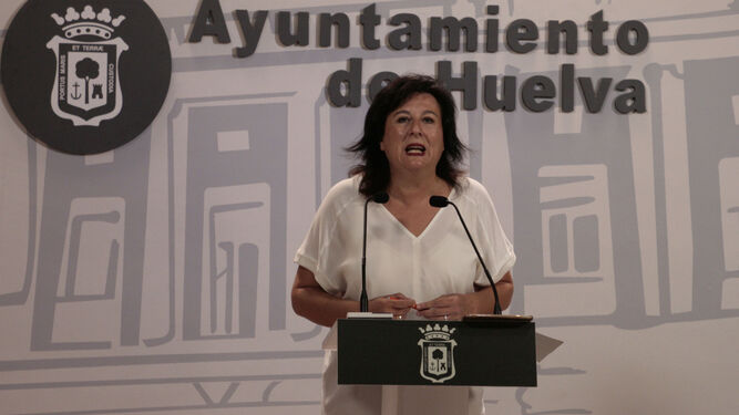 La concejal de Vivienda, Medio Ambiente y Sostenibilidad, Esther Cumbrera, ayer, en la sala de prensa del Ayuntamiento de Huelva.