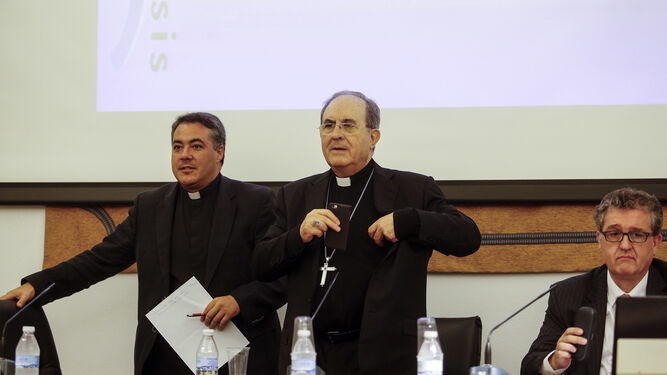El arzobispo, monseñor Asenjo, acompañado por el Ecónomo, Alberto Benito (sentado); y Adrián Ríos, delegado de Medios del Arzobispado.