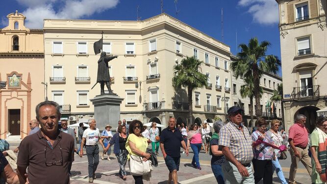 Visitantes en la plaza de las Monjas de la capital onubense.