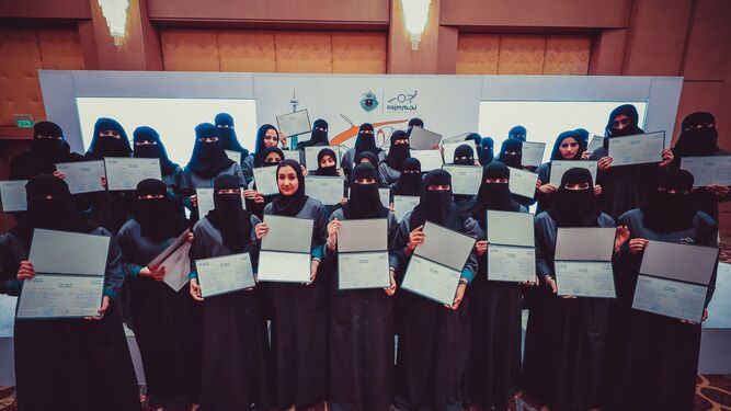 Mujeres graduadas en investigación de accidentes de tráfico posan ayer en un hotel de Riad.