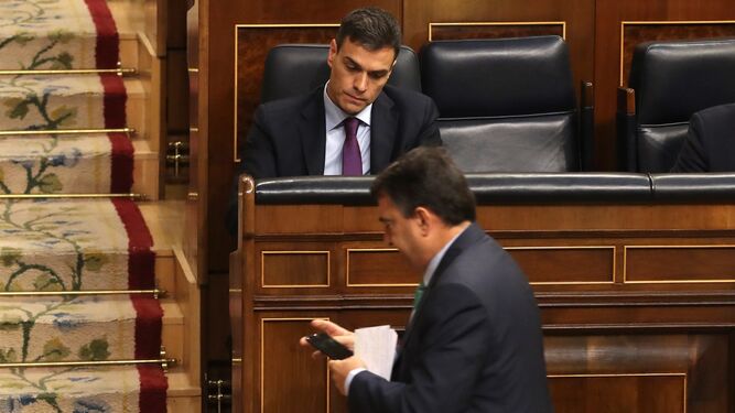 Pedro Sánchez y el portavoz del PNV, Aitor Esteban, en la sesión de control al Gobierno el miércoles en el Congreso.