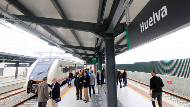 Un tren llega a la nueva estación de Huelva, inaugurada el pasado mes de abril, en cuyo andén espera un gran número de ciudadanos.