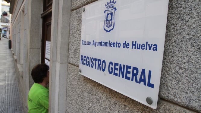 Una mujer entra en el Registro General del Ayuntamiento de Huelva.