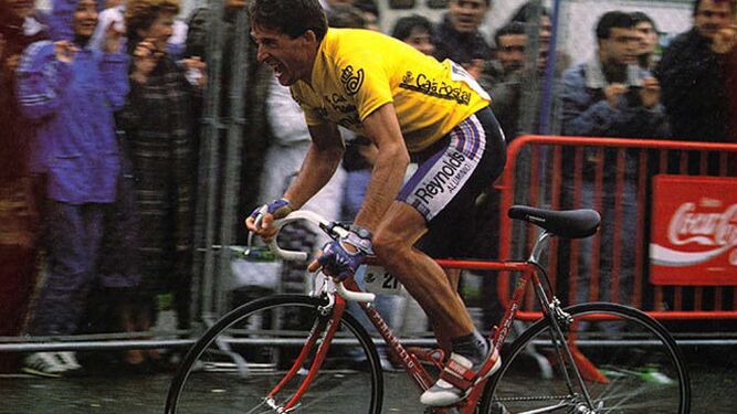 El ciclista Pedro Delgado en el transcurso de la Vuelta a España a mediados de los años 80, con el maillot de líder.